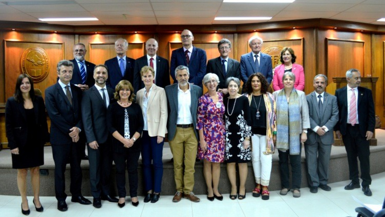 imagen Concluyó el II Simposio Internacional de Medicina Traslacional con la entrega de diplomas Doctor Honoris Causa para Joachim Frank, Roland Heinrich Mertelsmann y Christoph Borner 