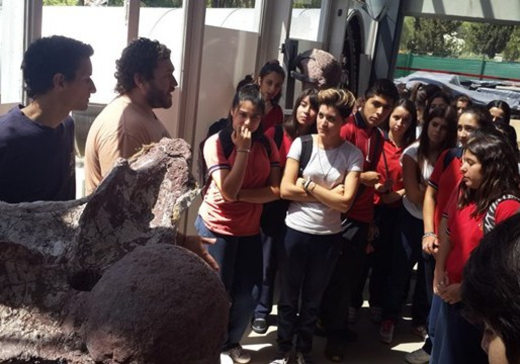 imagen Escuelas mendocinas visitan el Laboratorio de Dinosaurios de la FCEN