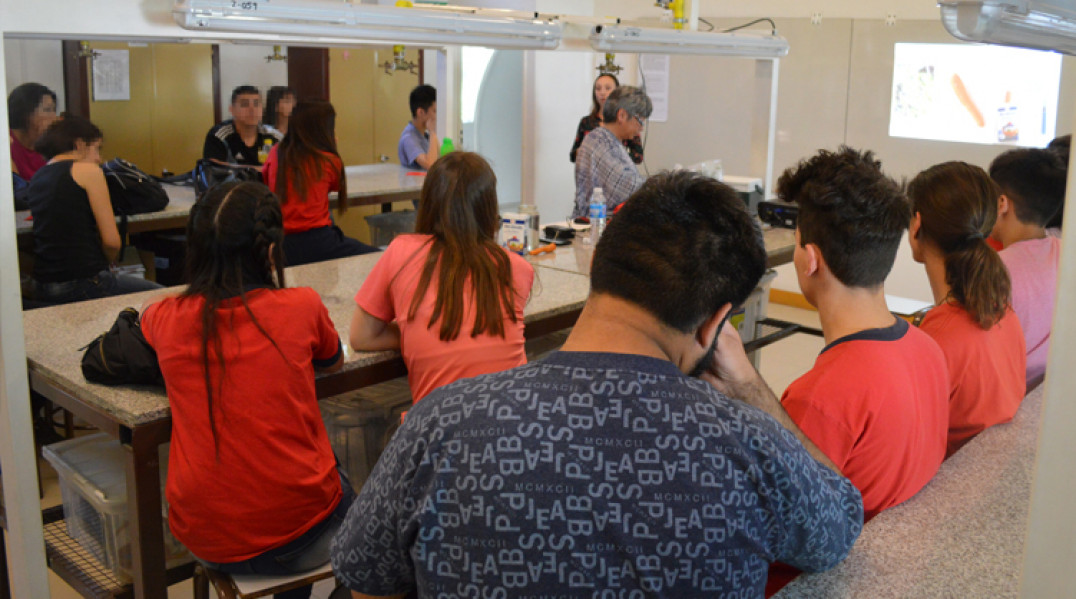 imagen Estudiantes de la Escuela Roberto Azzoni visitaron la Facultad y realizaron experimentos en el laboratorio