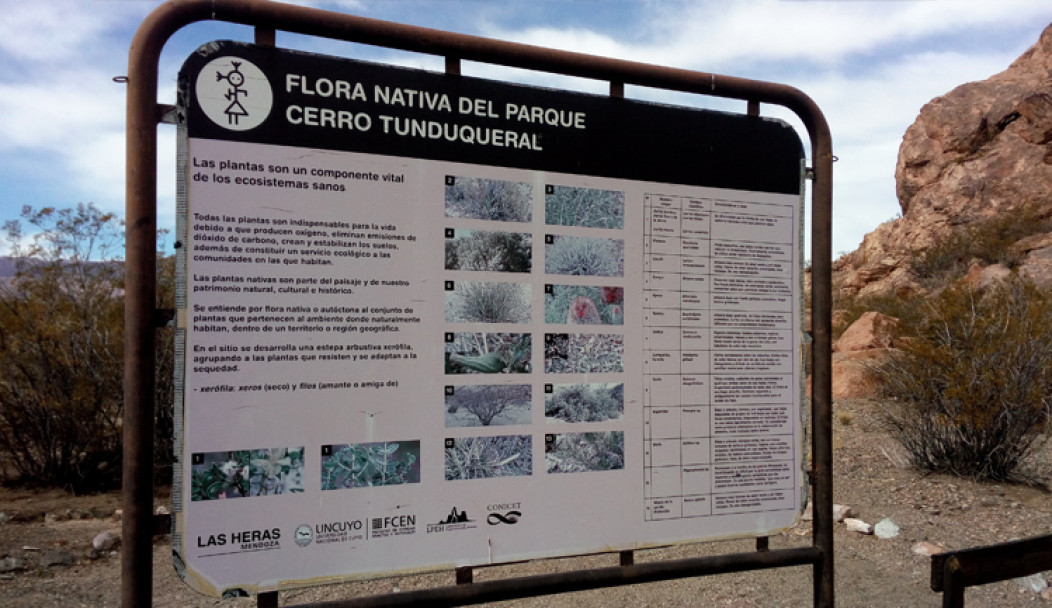 imagen El equipo del Laboratorio de Paleoecología Humana de la Facultad realizó la renovación de la cartelería del sitio arqueológico Cerro Tunduqueral