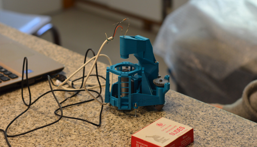 imagen En el marco del Taller de Tecnologías Libres se presentó en la Facultad un microscopio fabricado con impresora 3D