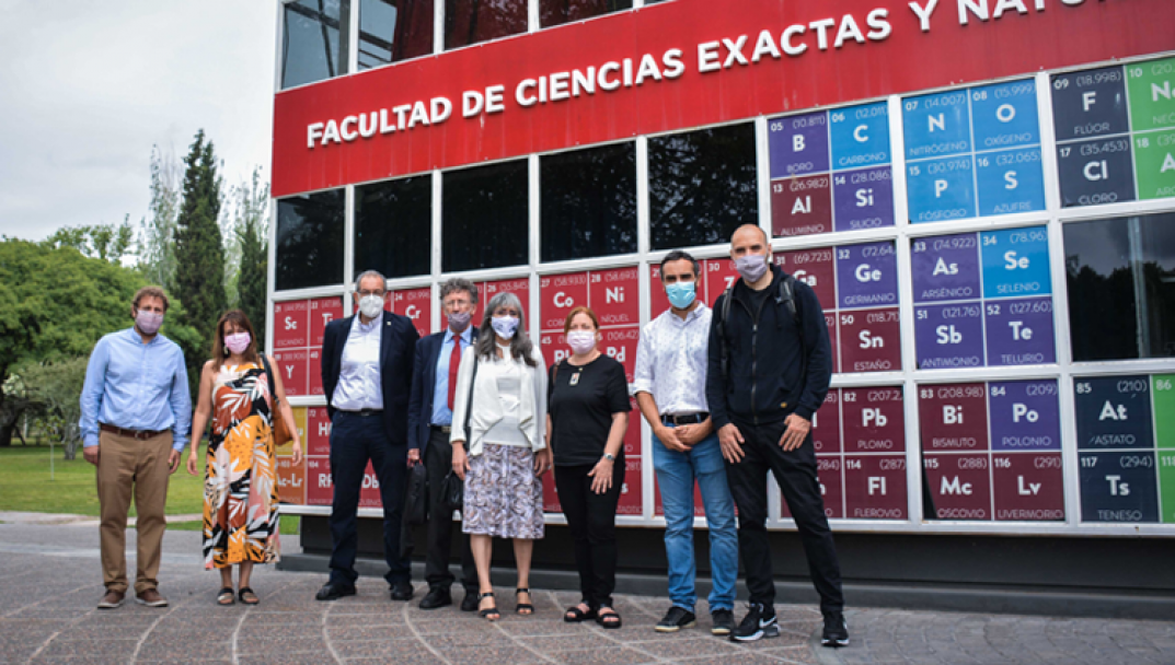 imagen La Presidenta de la Comisión Nacional de Energía Atómica, Adriana Serquis visito la FCEN