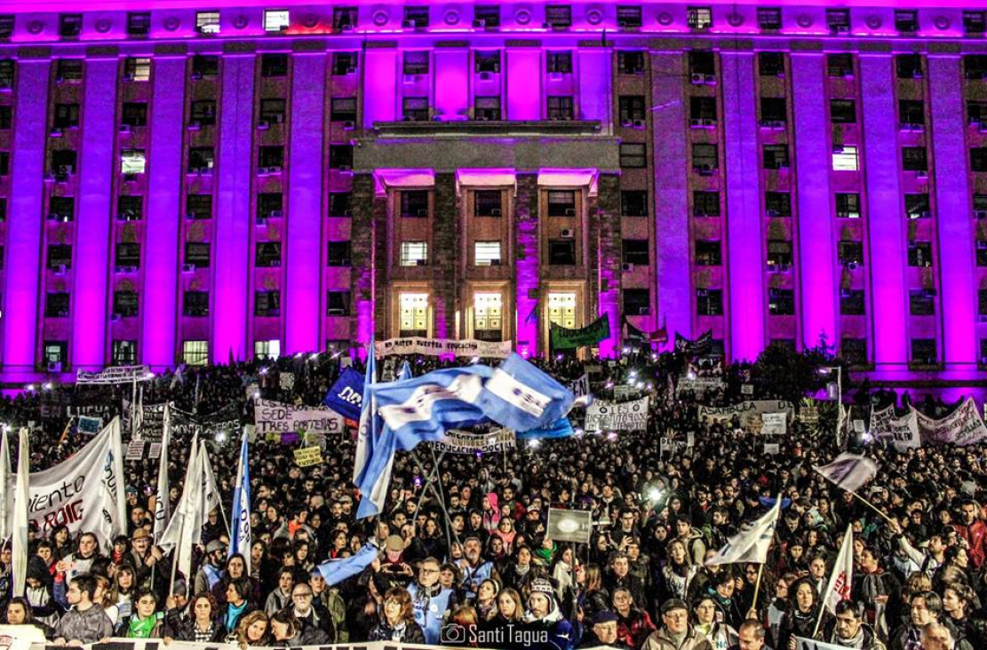 imagen Multitudinaria marcha en apoyo al reclamo docente