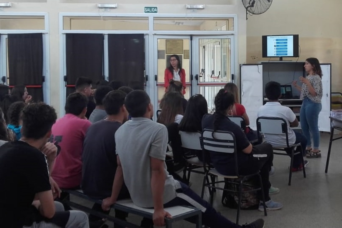 imagen Estudiantes de la Facultad capacitaron sobre animales venenosos en diferentes colegios