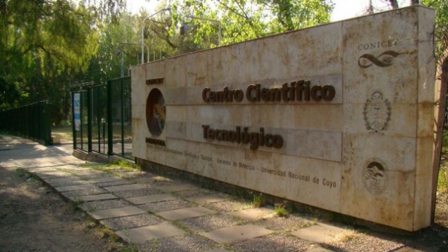 imagen Estudiantes de la Facultad visitaron el Instituto Argentino de Investigaciones de Zonas Áriadas, en el CCT Mendoza