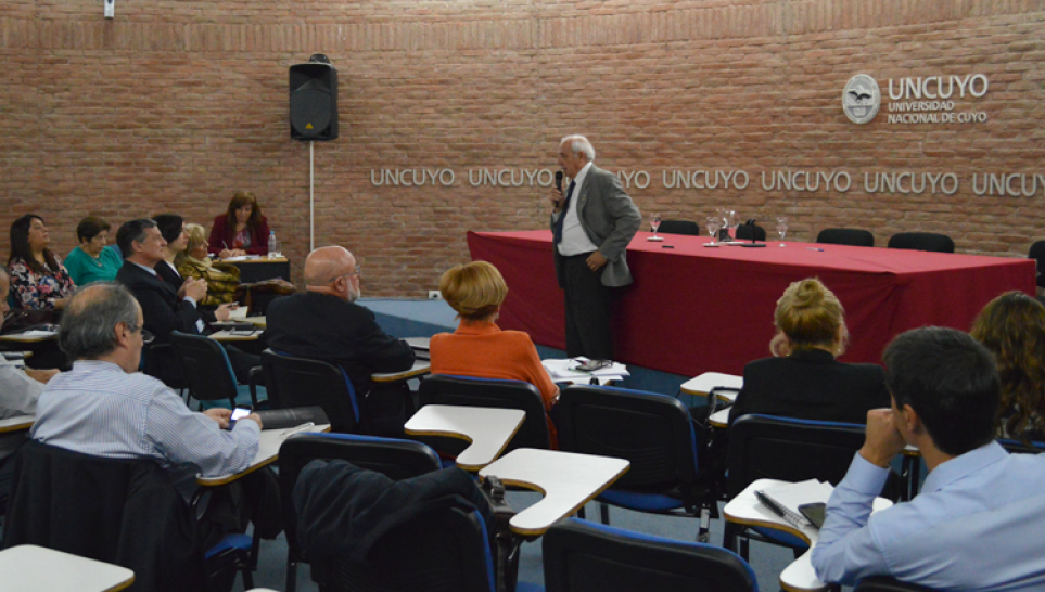 imagen El Decano de la Facultad, Dr. Manuel Tovar, expuso ante el Consejo Superior los avances en el Plan de Desarrollo Institucional