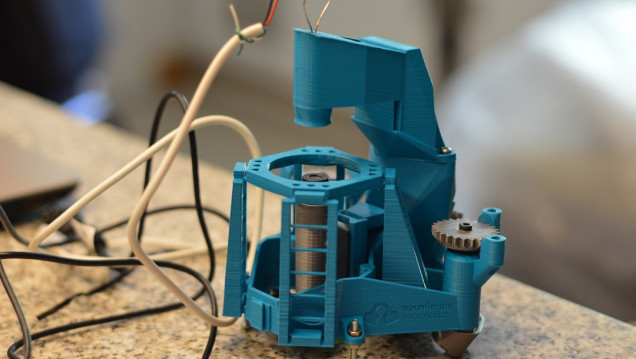 imagen En el marco del Taller de Tecnologías Libres se presentó en la Facultad un microscopio fabricado con impresora 3D