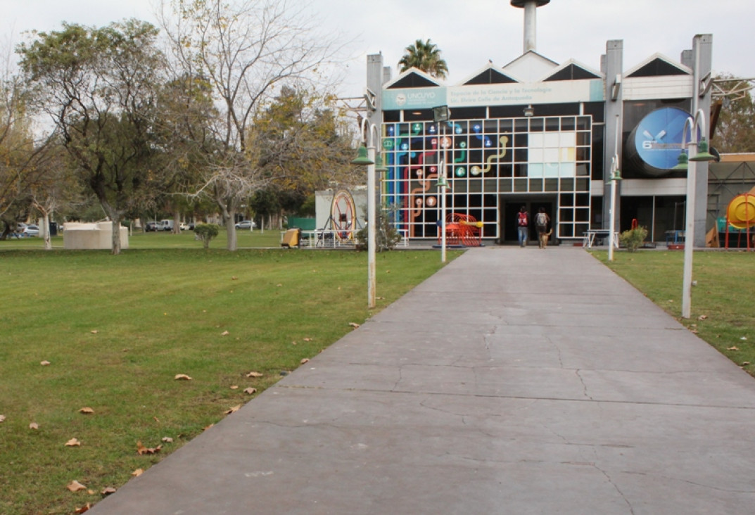 imagen Convocatoria a Ayudantes Alumnos para visitas a escuelas y para el módulo de Matemática e Introducción a las Ciencias Naturales 