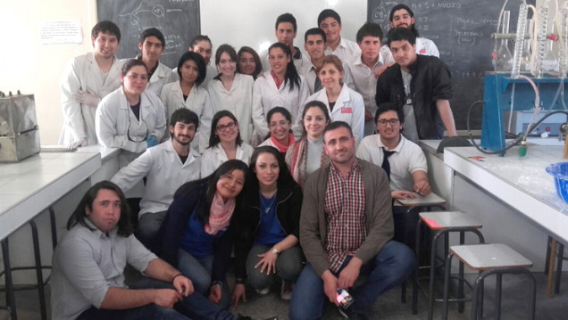 imagen La docente Miriam Fraile junto a estudiantes de la FCEN participaron de la Semana Nacional de la Ciencia y la Tecnología