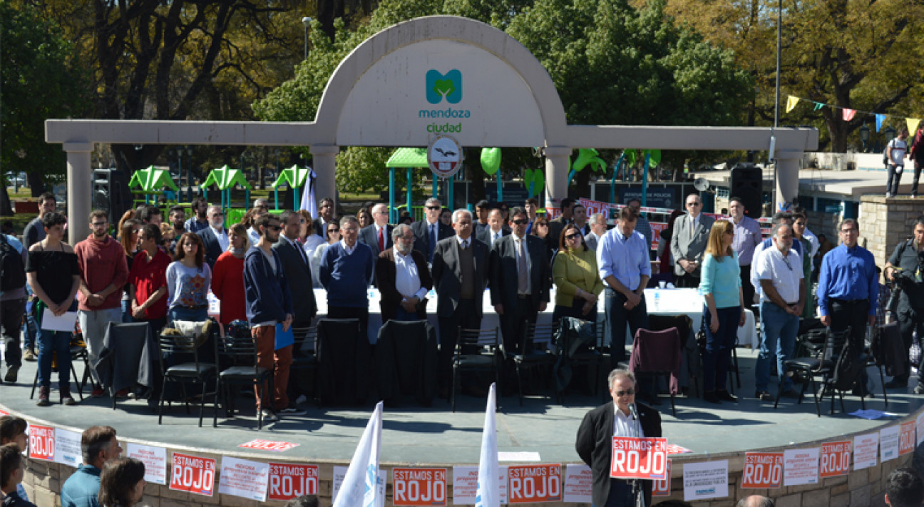 imagen La Facultad participó en la marcha por la defensa de la Educación Pública y en la sesión del Consejo Superior que se realizó en la Plaza Independencia 