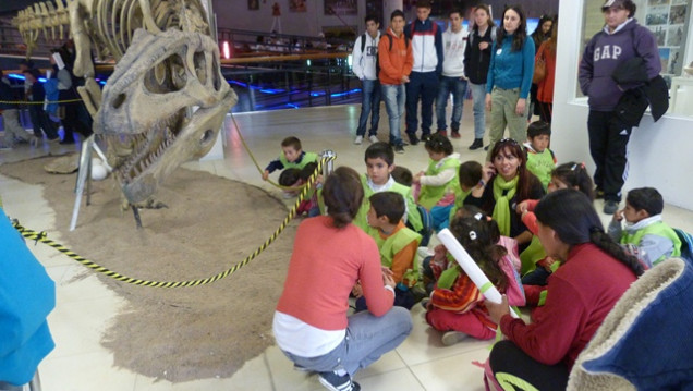 imagen Ya se puede visitar el stand de dinosaurios en la Brújula