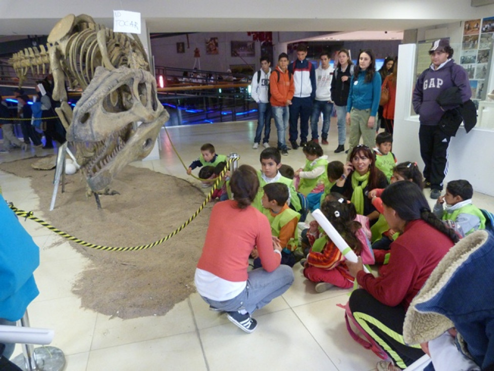 imagen Ya se puede visitar el stand de dinosaurios en la Brújula