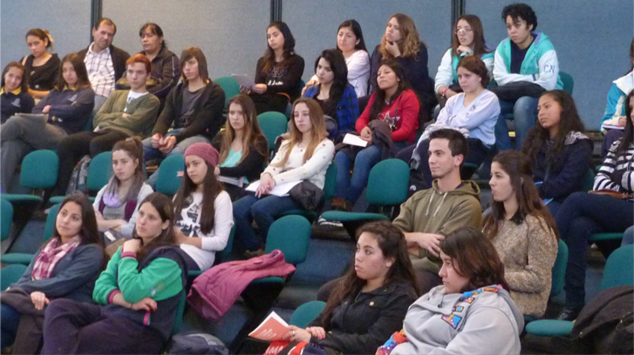 imagen Defensa del Seminario de Investigación del alumno de la Licenciatura en Ciencias Básicas con orientación en Física, Agustín Bilen